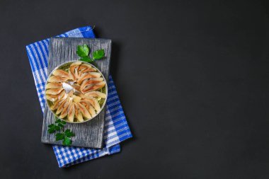 Marine ringa petrol bir gri karanlık tabloda ahşap bir gemide. Aperatif