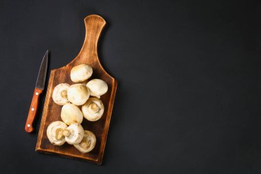 Beyaz taze petrol bir gri karanlık tabloda ahşap bir gemide maydanoz ile. Mantar. Uzay kopyalayın. Üstten Görünüm