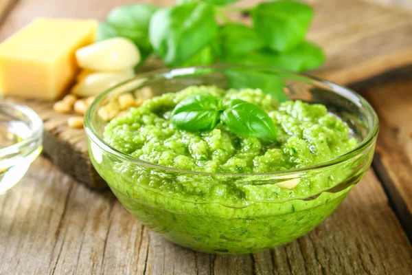 Salsa Pesto Fatta Casa Ingredienti Formaggio Aglio Basilico Pinoli Olio — Foto Stock