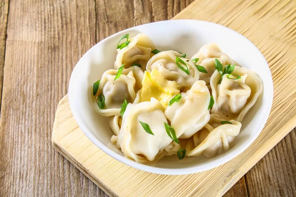 Zelfgemaakte Klaar Dumplings Een Oude Houten Tafel — Stockfoto