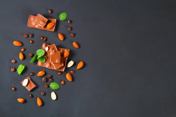 Chocolat Aux Amandes Sur Fond Gris Foncé — Photo