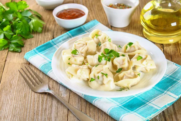 Dumplings Hechos Casa Sobre Una Vieja Mesa Madera —  Fotos de Stock