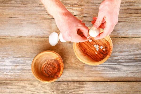 Las Manos Los Hombres Limpian Huevos Cocidos Para Huevos Una —  Fotos de Stock