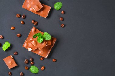 koyu gri arka plan üzerinde bademli çikolata