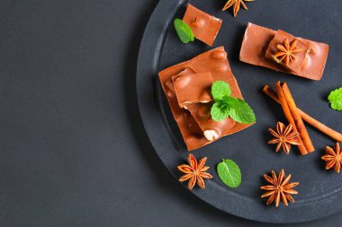 Çikolata, tarçın ve anasonu bir koyu gri tabloda adet