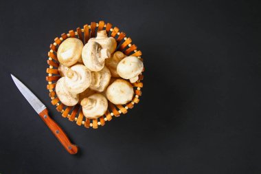 Beyaz taze petrol bir gri karanlık tabloda ahşap bir gemide maydanoz ile. Mantar. Uzay kopyalayın. Üstten Görünüm