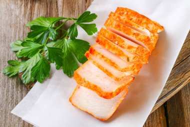 Ahşap bir masa üzerinde yeşillikleri ile domuz domuz yağı