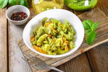 Eski ahşap masa pesto soslu makarna