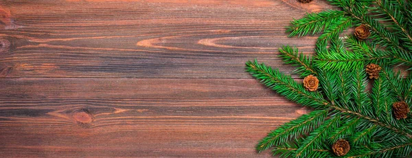 Boże Narodzenie Gałęzie Szyszki Podłoże Drewniane — Zdjęcie stockowe