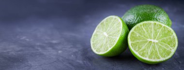 limon ve limes gri bir arka plan üzerinde.