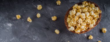 gri bir arka plan üzerinde patlamış mısır.