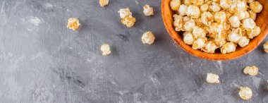 gri bir arka plan üzerinde patlamış mısır.