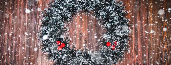 木の背景にクリスマスリース — ストック写真