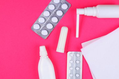 Soğuk algınlığı, grip pastel pembe bir arka plan üzerinde için tıbbi ilaçlar. Üstten görünüm. Düz yatıyordu. Kopya alanı