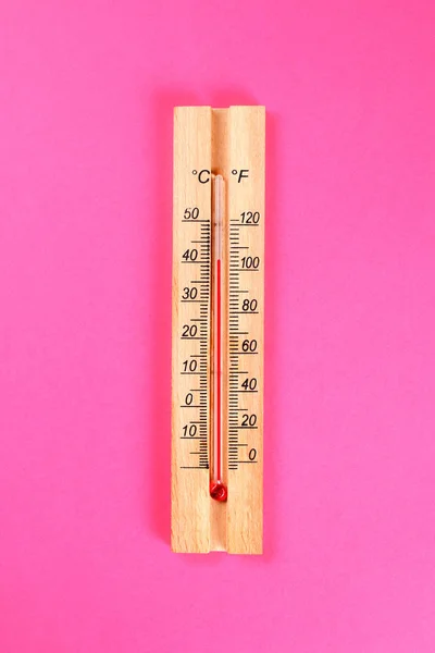 Dřevěný Teploměr Ukazuje Stupňů Tepla Pastelově Růžové Pozadí Létě Pohled — Stock fotografie