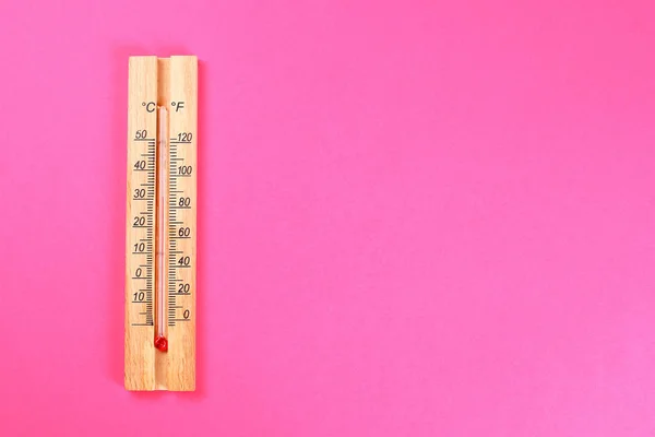 一个木温度计显示30 度的热量在粉红色的粉彩背景 顶部视图 复制空间 — 图库照片
