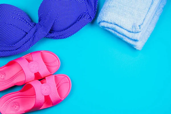 Chinelos Fato Banho Toalha Num Fundo Pastel Azul Descansa Viaja — Fotografia de Stock