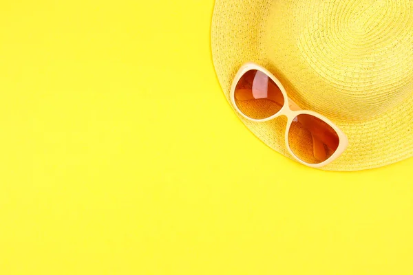 Chapéu Óculos Sol Fundo Amarelo Pastel — Fotografia de Stock