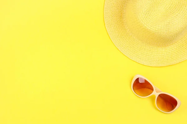 Sombrero Gafas Sol Sobre Fondo Amarillo Pastel — Foto de Stock