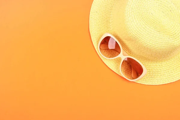 Sombrero Gafas Sol Sobre Fondo Naranja Pastel — Foto de Stock