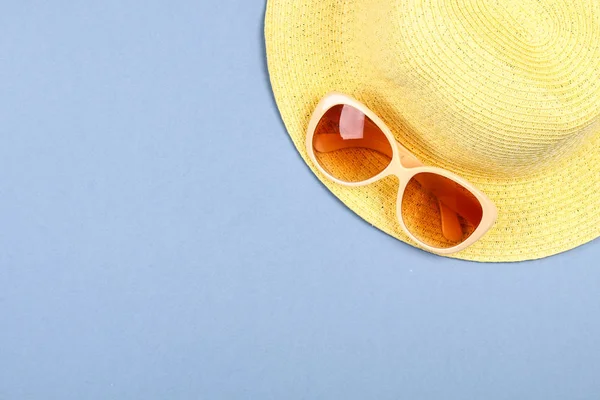 Sombrero Gafas Sol Sobre Fondo Papel Gris — Foto de Stock