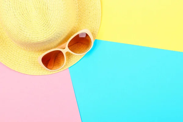 Chapéu Óculos Sol Fundo Pastel Três Cores Azul Amarelo Rosa — Fotografia de Stock
