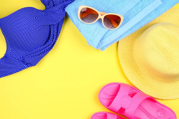 Pantofole Bikini Asciugamano Cappello Occhiali Sole Sfondo Giallo Pastello Viaggi — Foto Stock