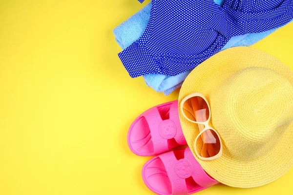 Zapatillas Bikini Traje Baño Toalla Sombrero Gafas Sol Sobre Fondo — Foto de Stock