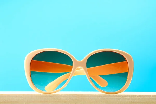 Gafas Sol Amarillas Estante Madera Sobre Fondo Azul Pastel Minimalismo — Foto de Stock