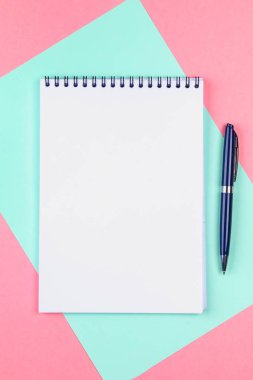 «Ana sayfa» görünümü boş Not Defteri sayfası ve renkli yüzeyi farklı aksesuarlar ile düz yatıyordu resmi