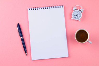 Boş defter üzerinde bir pastel pembe mavi kalem ile. mock-up, çerçeve, şablon