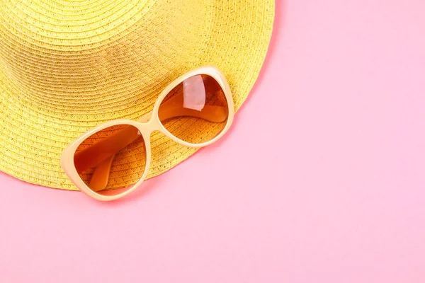 Chapéu Óculos Sol Fundo Rosa Pastel Roxo — Fotografia de Stock