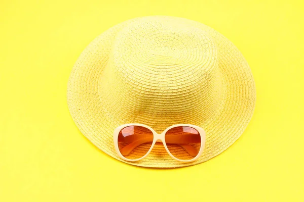 Sombrero Gafas Sol Sobre Fondo Amarillo Pastel — Foto de Stock
