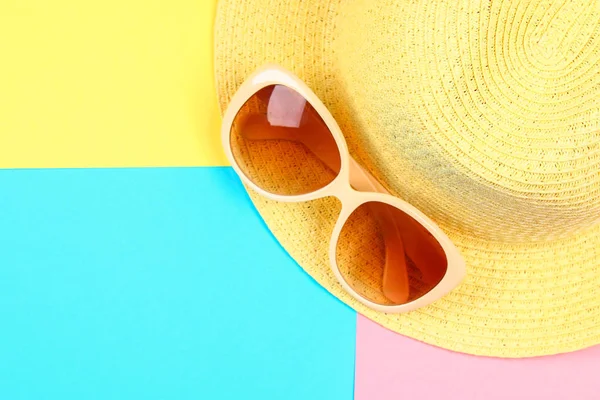 Sombrero Gafas Sol Sobre Fondo Pastel Tres Colores Azul Amarillo — Foto de Stock