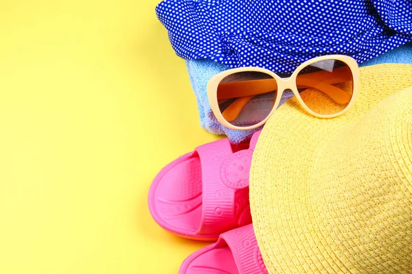 Zapatillas Bikini Traje Baño Toalla Sombrero Gafas Sol Sobre Fondo — Foto de Stock