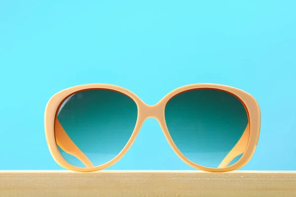 Gafas Sol Amarillas Estante Madera Sobre Fondo Azul Pastel Minimalismo — Foto de Stock