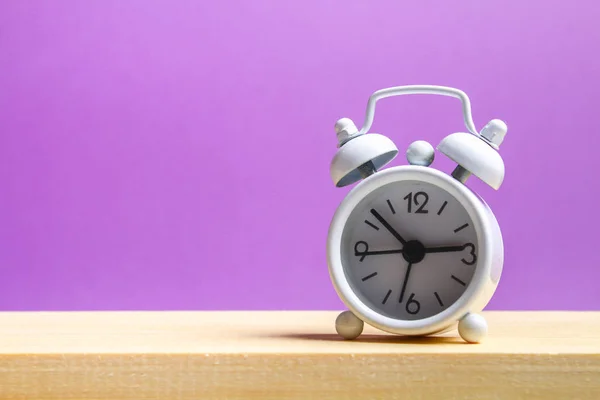 Pequeño Reloj Despertador Blanco Estante Madera Sobre Fondo Pastel Púrpura —  Fotos de Stock