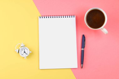 Boş defter ile sarı-pembe pastel zemin üzerine mavi kalem. mock-up, çerçeve, şablon