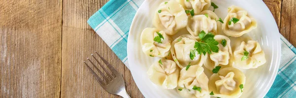 Dumplings Hechos Casa Sobre Una Vieja Mesa Madera —  Fotos de Stock