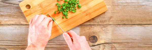 Male Hands Cut Green Onion Cutting Board Old Wooden Table — Stock Photo, Image