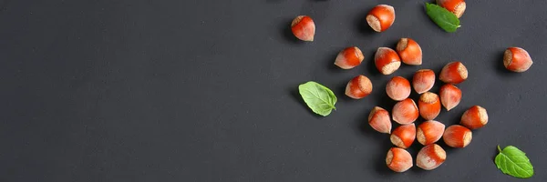 Bovenaanzicht Van Geroosterde Gepelde Hazelnoten Een Verzadigde Zwarte Achtergrond Hapjes — Stockfoto