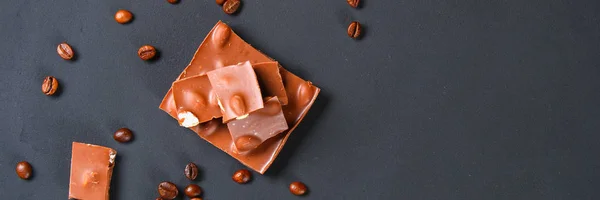 Chicchi Caffè Con Cioccolato Sfondo Grigio — Foto Stock