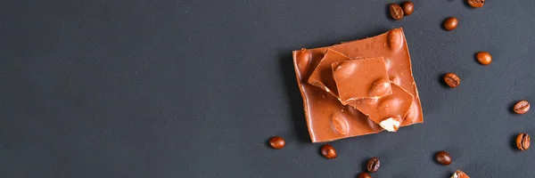Koffiebonen Met Chocolade Grijze Achtergrond — Stockfoto