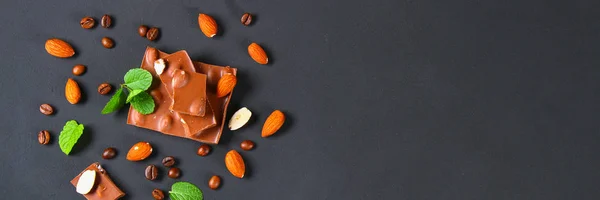 Chocolade Met Amandelen Donkere Grijze Achtergrond — Stockfoto