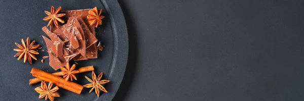 Morceaux Chocolat Cannelle Anis Étoilé Sur Une Table Gris Foncé — Photo
