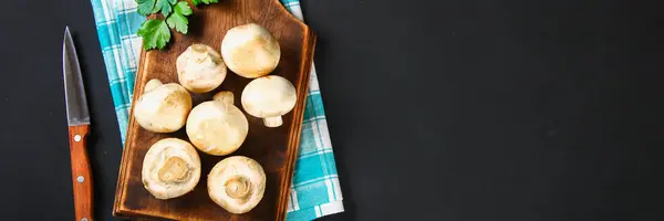 Champiñones Blancos Frescos Con Perejil Sobre Una Tabla Madera Sobre —  Fotos de Stock