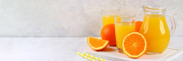 Стеклянные Чашки Кувшин Свежего Апельсинового Сока Ломтиками Оранжевых Желтых Трубок — стоковое фото