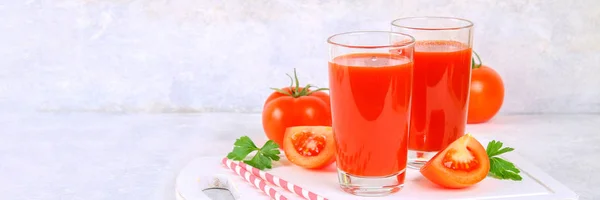 Succo Pomodoro Occhiali Tavolo Cemento Grigio — Foto Stock