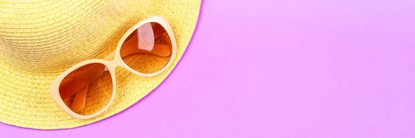 Sombrero Gafas Sol Sobre Fondo Rosa Pastel Púrpura — Foto de Stock