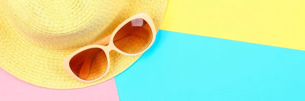 Sombrero Gafas Sol Sobre Fondo Pastel Tres Colores Azul Amarillo — Foto de Stock
